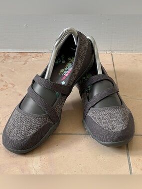 Skechers Relaxed Fit Memory Foam Size 8 Gray Mary Jane Flats Cross Straps